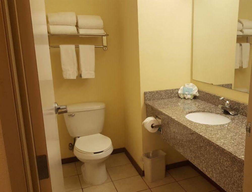 Reddy Hotel Plainview Εξωτερικό φωτογραφία